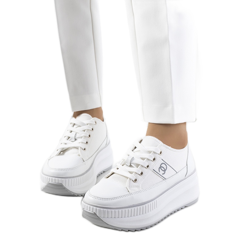 BM Baskets blanches sur semelle haute Barsu