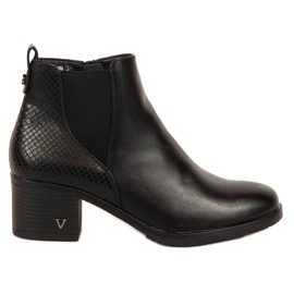 Bottes femme isolées peau de serpent noir Potocki le noir
