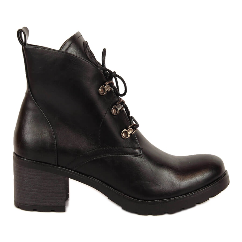 Bottes isolées Potocki noires sur un bloc le noir