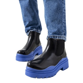 Bottes noires sur la plate-forme bleue Gaffney