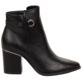 Bottes pour femmes isolées Potocki noires sur le poteau le noir