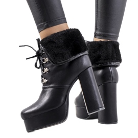 Bottes noires sur le poteau Madina le noir