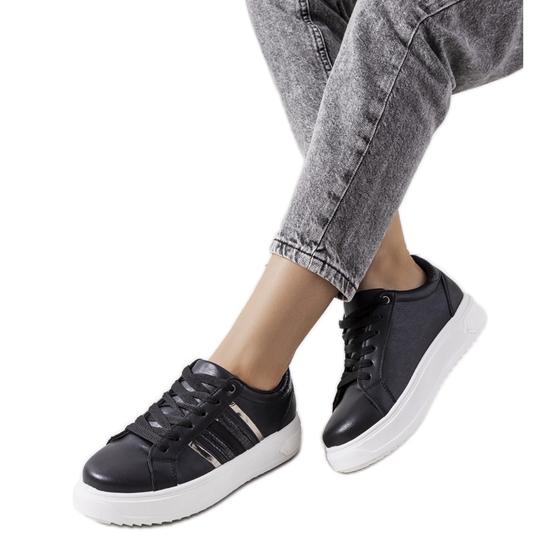 Baskets noires sur la plateforme Goldsmi le noir