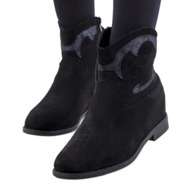 Les santiags noires de Velha