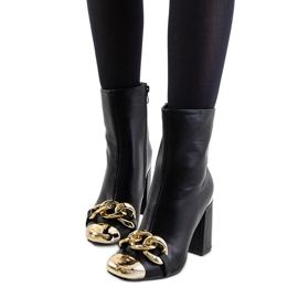 Bottes noires sur le poste d'Engi