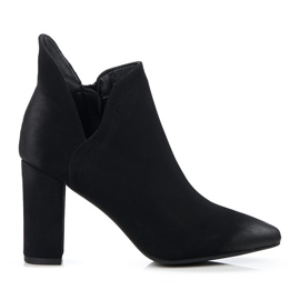 Bottes noires pour femmes avec une coupe Shelovet sur un poteau haut
