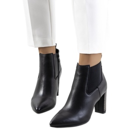 BM Des bottines noires sur le poteau de Rochdale