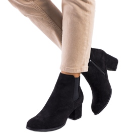 Bottines noires sur le poste de Runswick