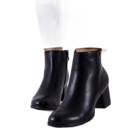 Bottes noires sur le poteau de l'éco-cuir Durnatel