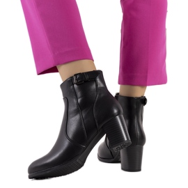 Bottes noires sur un poteau bas de Bogota