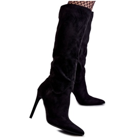 Bottes noires en daim classiques sur une Ameya noire le noir