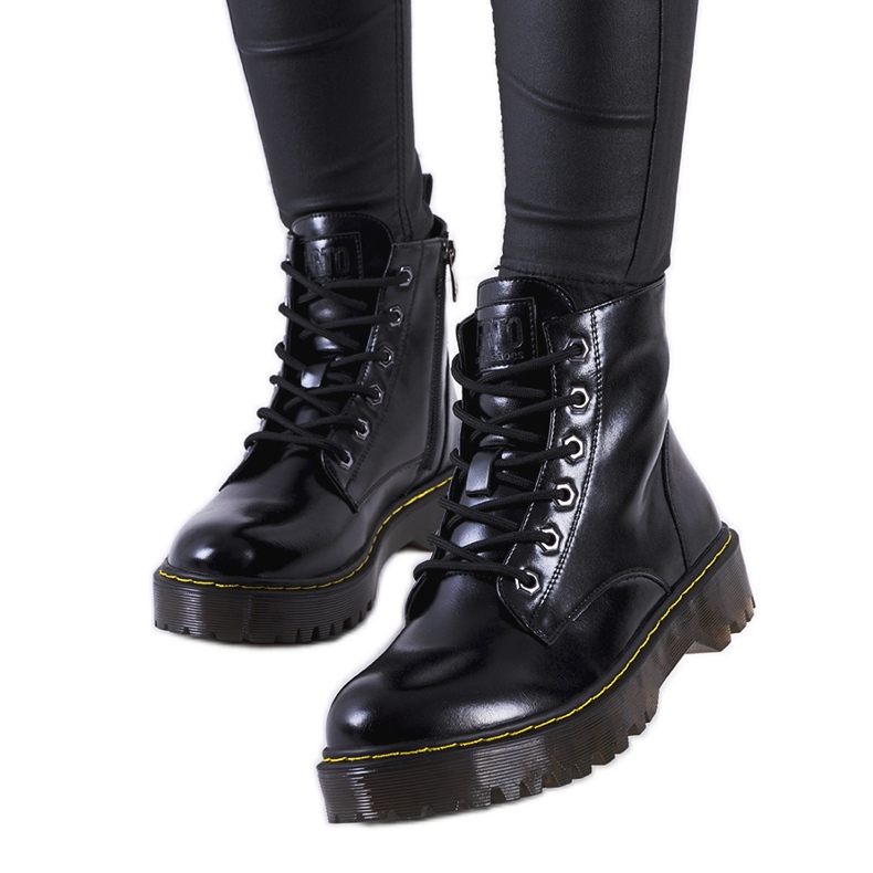 Bottes noires avec un fil décoratif Yuliya le noir
