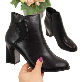 Jezzi Bottes isolées noires sur un poteau décoratif