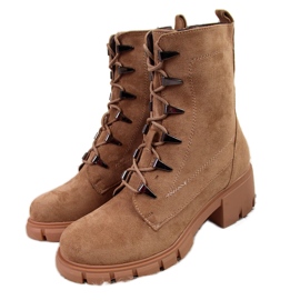 Bottes pour femmes isolées sur un bloc Jezzi camel brun