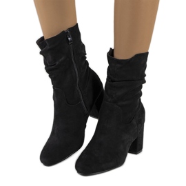 Bottes noires sur le poteau Howard