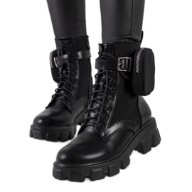 Bottes noires avec un sachet d'Adamson