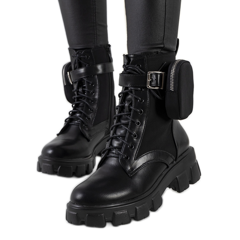Bottes noires avec un sachet d'Adamson le noir