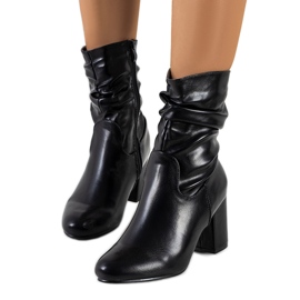 Bottes noires sur le poste Hilda