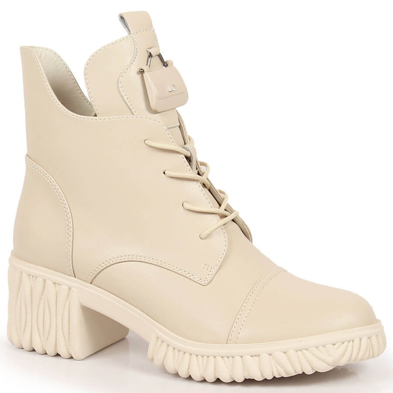 Bottines en cuir pour femmes sur le poteau, isolées beige Artiker