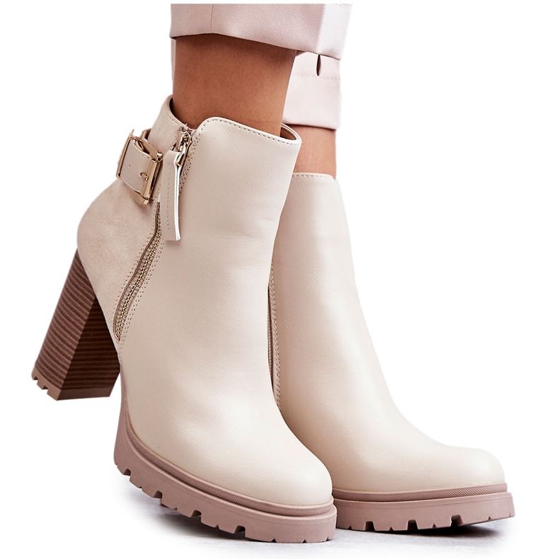 FE1 Bottes en éco-cuir à talons hauts avec une fermeture éclair décorative Beige Rosita FE1 Bottes en éco-cuir à talons hauts avec une fermeture éclair décorative Beige Rosita