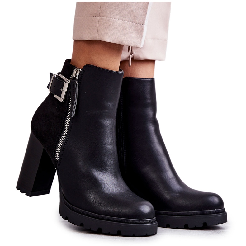 FE1 Bottes en éco-cuir à talon haut avec fermeture éclair décorative Rosita noire le noir FE1 Bottes en éco-cuir à talon haut avec fermeture éclair décorative Rosita noire le noir