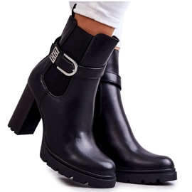 FE1 Bottes en cuir noir Maresol sur un poteau avec une ceinture décorative