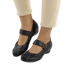 Escarpins noirs fermés par une ceinture Gomez