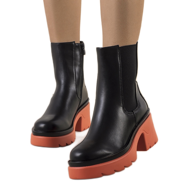Bottes noires sur la plate-forme rose de Torrela le noir