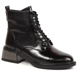 Bottes pour femmes laquées avec un talon décoratif, isolées noir Filippo