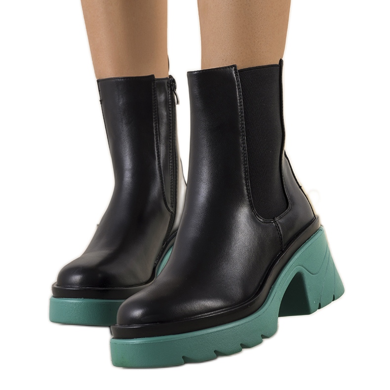 BM Bottes noires sur la plateforme Torrela bleue le noir