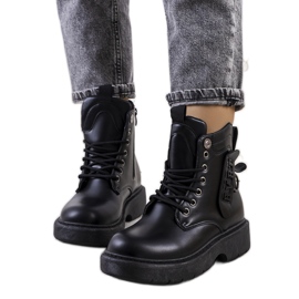 Bottes noires sur la plateforme Denna