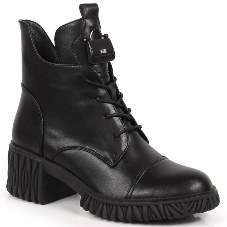 Bottes en cuir sur le poteau isolées Artiker W HBH39A le noir