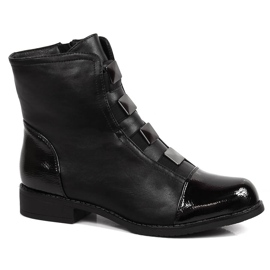 Bottes noires pour femmes avec un ornement de Sabatina noir isolé