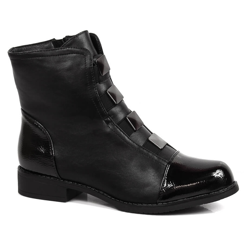 Bottes noires pour femmes avec un ornement de Sabatina noir isolé le noir