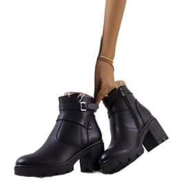 Bottes noires sur une semelle de centret de tracteur le noir