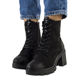PA1 Bottines à talons en daim noir de Chichig le noir