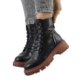 Bottes noires sur une semelle Rukit marron