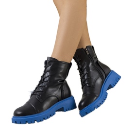 Bottes noires sur une semelle Rukit bleue le noir