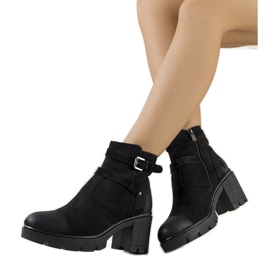 Bottes noires sur une semelle de tracteur Lamaris le noir Bottes noires sur une semelle de tracteur Lamaris le noir