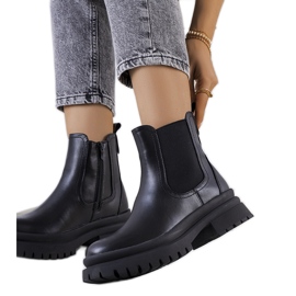 Bottines noires sur la plateforme d'Alain