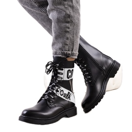 Trappeurs noirs ornés d'inscriptions Mota