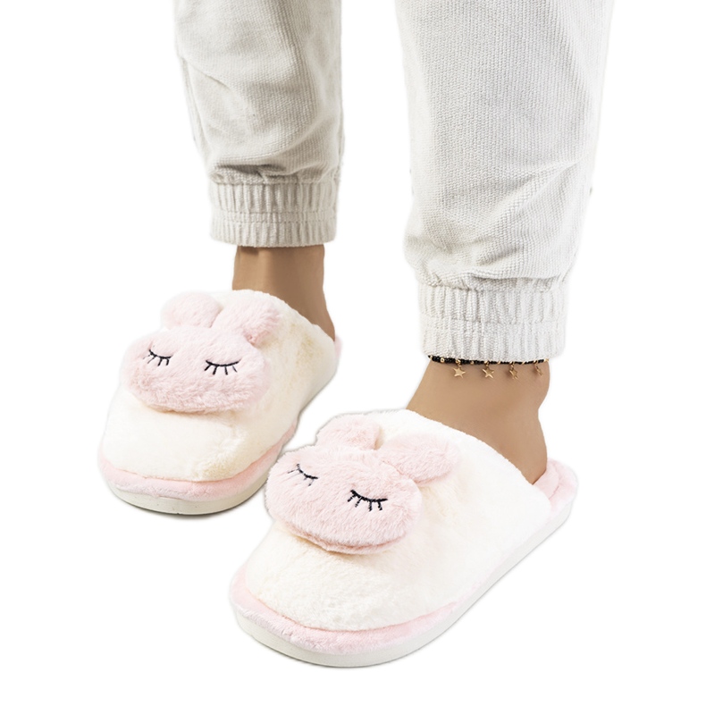 Chaussons roses avec un lapin Lapin blanche
