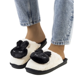 Inna Chaussons noirs avec un lapin Lapin blanche