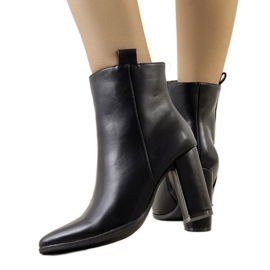 Bottes noires sur le poste Eduar