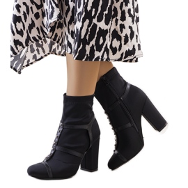 Bottes noires sur le poste Dagma le noir