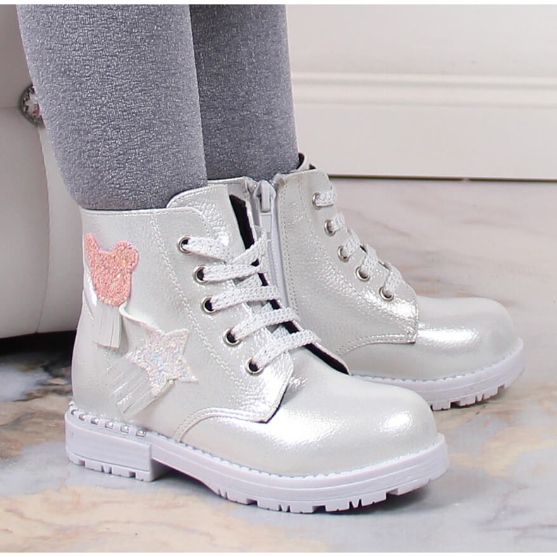 Bottines fille Potocki argentées isolées argent brillant
