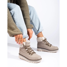Trappeuses sur la plateforme beige