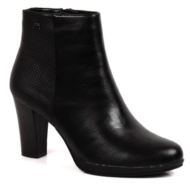 Bottes pour femmes isolées noires sur le poteau par M. Daszyński