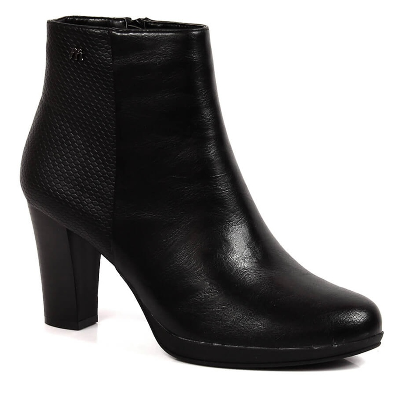 Bottes pour femmes isolées noires sur le poteau par M. Daszyński le noir