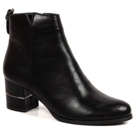 Bottines Chelsea chaudes noires sur le poteau par M. Daszyński le noir